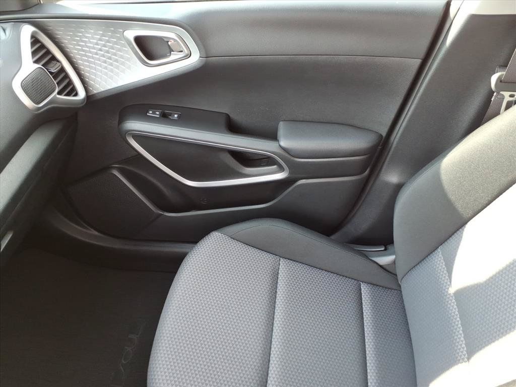 Used 2025 Kia Soul LX w/ LX Technology Package FWD image 35