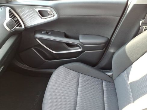 Used 2025 Kia Soul LX w/ LX Technology Package FWD image 35
