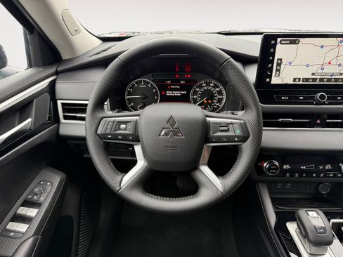 Used 2025 Mitsubishi Outlander SE AWD/4WD image 12