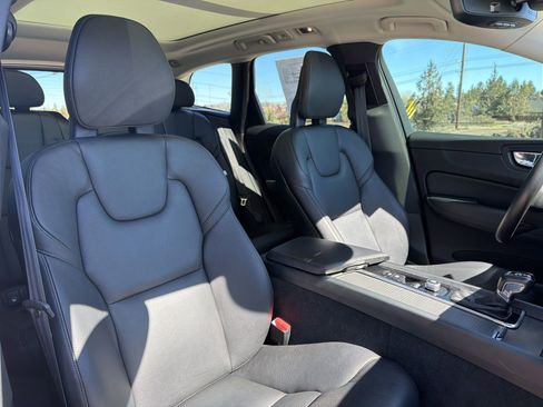 Used 2018 Volvo XC60 T6 Momentum w/ Convenience Package image 25
