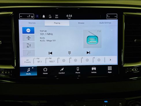 Used 2024 Chrysler Pacifica Touring-L FWD image 16