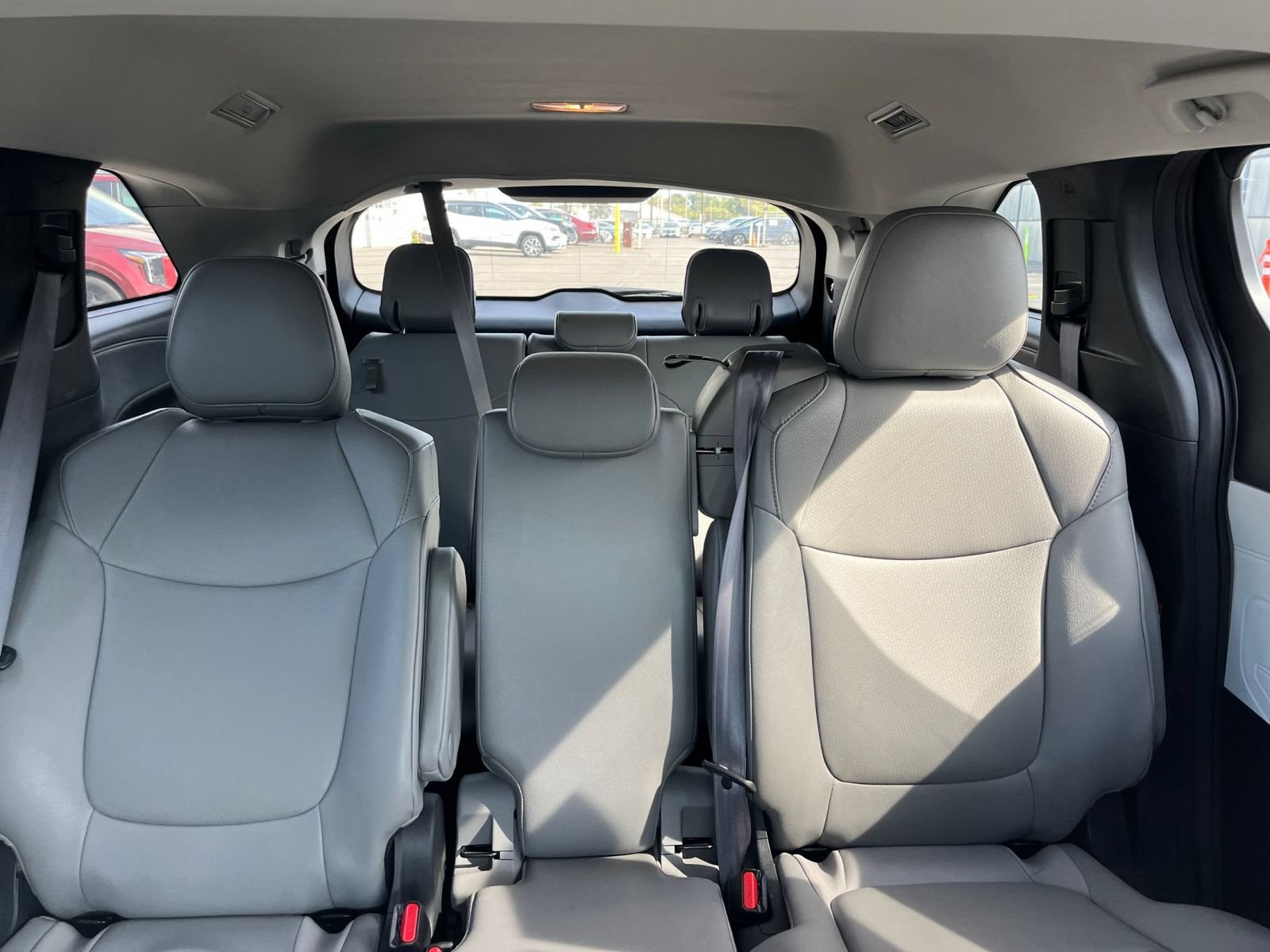 Used 2025 Toyota Sienna XLE FWD image 40