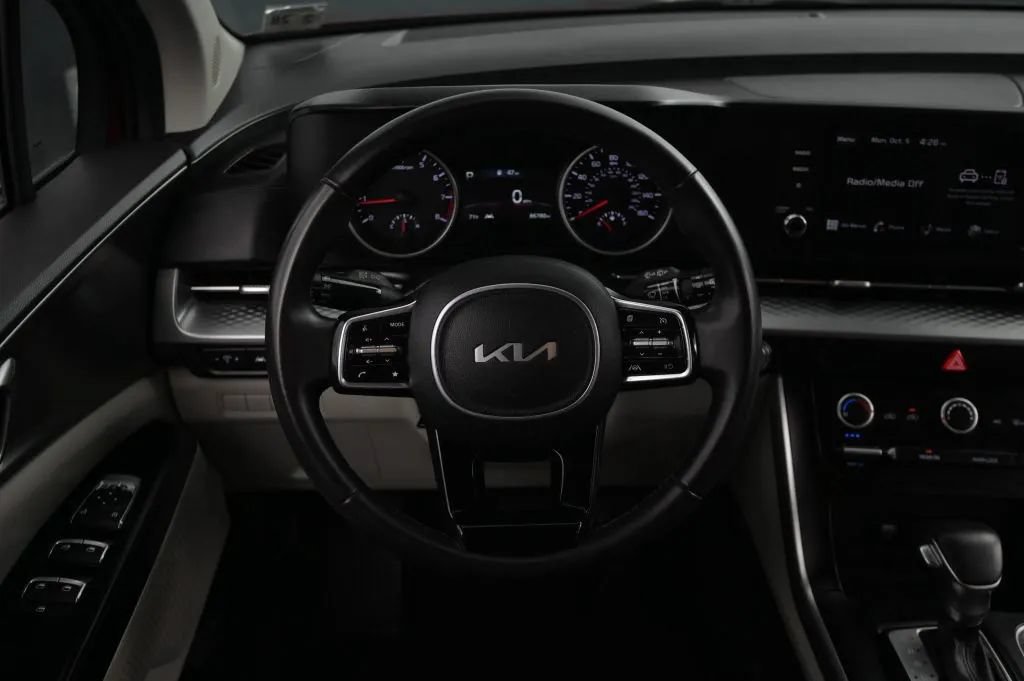Used 2023 Kia Carnival LX FWD image 36