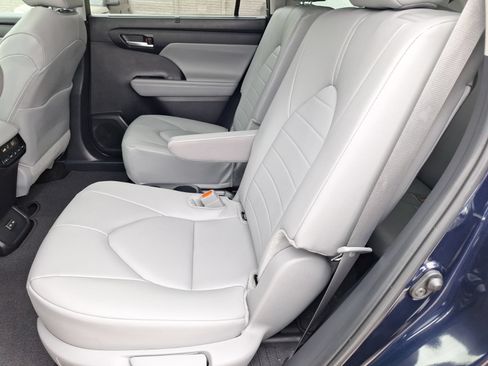 Used 2025 Toyota Highlander XLE AWD/4WD image 32
