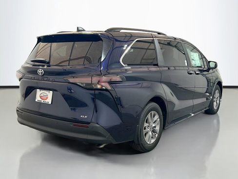 New 2026 Toyota Sienna XLE image 4