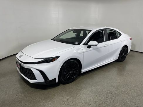 Used 2025 Toyota Camry SE FWD image 7