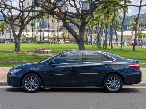 Used 2017 Toyota Camry SE FWD image 2