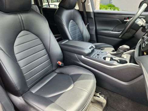 Used 2023 Toyota Highlander XLE AWD/4WD image 14