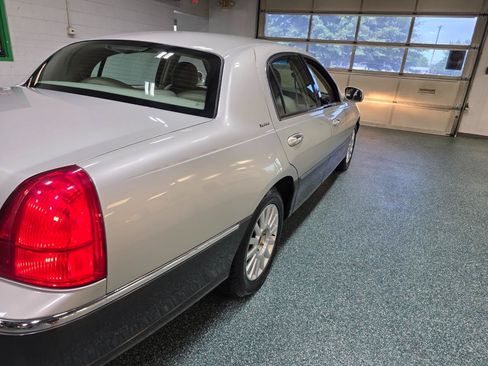 Used 2005 Lincoln Town Car Signature RWD image 7