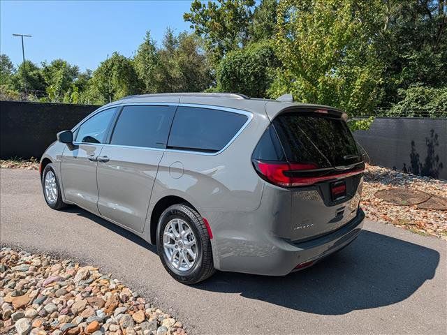 Used 2022 Chrysler Pacifica Touring-L w/ Uconnect Theater Family Group FWD image 3