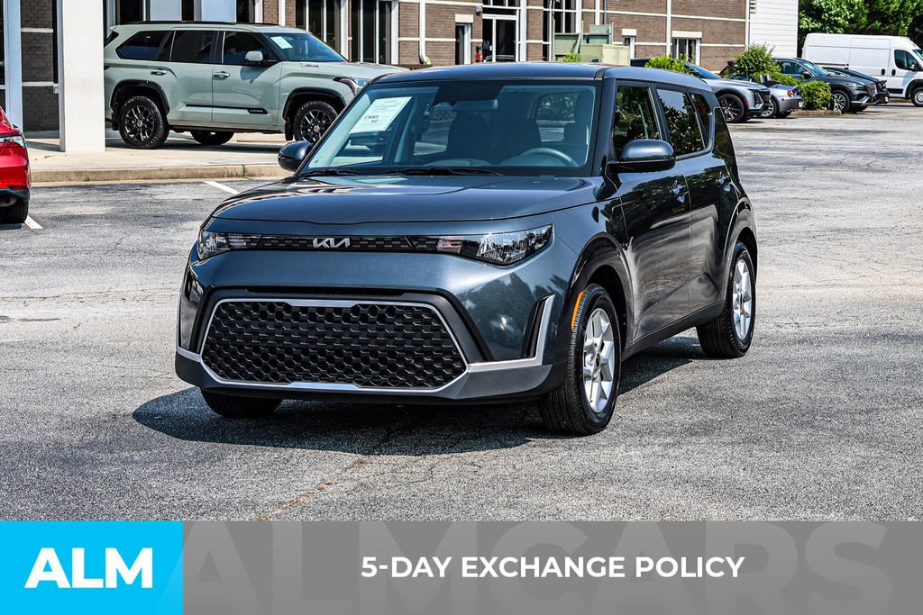 Used 2025 Kia Soul LX w/ LX Technology Package FWD image 3