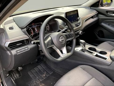 Used 2025 Nissan Altima 2.5 SV FWD image 12