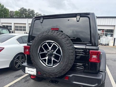 Used 2025 Jeep Wrangler Unlimited Rubicon w/ Convenience Group AWD/4WD image 9
