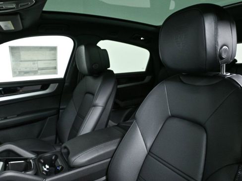 Certified 2025 Porsche Cayenne Coupe image 5