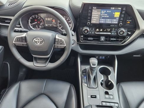 Used 2022 Toyota Highlander XLE FWD image 26