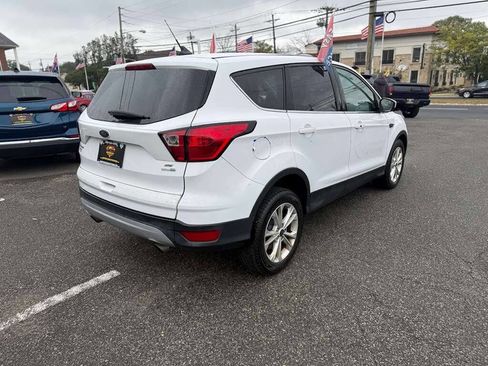Used 2019 Ford Escape SE image 4