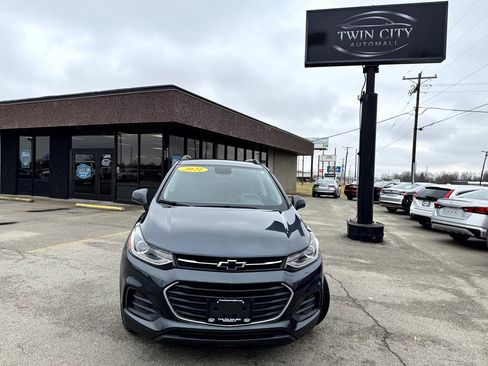 Used 2021 Chevrolet Trax LT w/ Sport Edition image 2