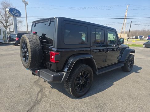 Used 2022 Jeep Wrangler Unlimited Sahara w/ Cold Weather Group AWD/4WD image 6