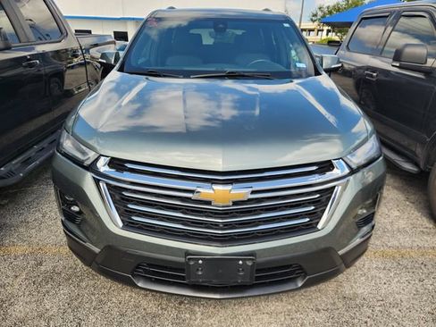 Used 2023 Chevrolet Traverse LT FWD image 2
