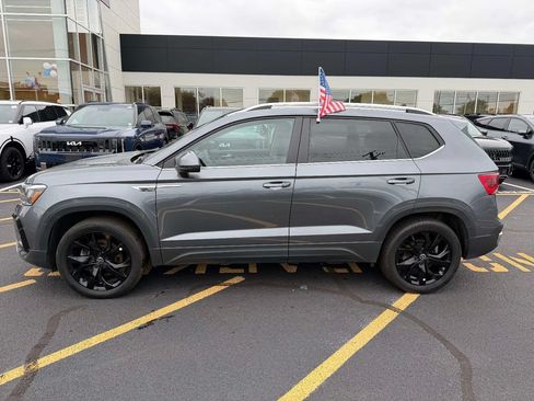 Used 2022 Volkswagen Taos SE w/ Panoramic Sunroof Package FWD image 14