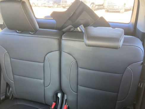 Used 2023 GMC Acadia SLT w/ Preferred Package image 5