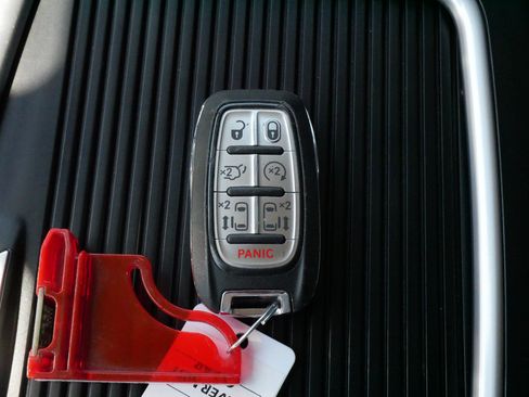 Used 2024 Chrysler Pacifica Touring-L FWD image 29