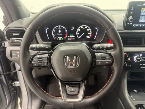 Used 2025 Honda Pilot TrailSport image 18