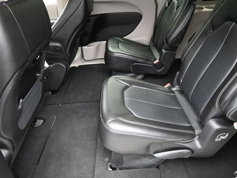 Used 2024 Chrysler Pacifica Touring-L image 13