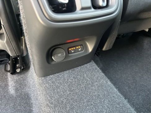 Certified 2025 Volvo XC40 B5 Core image 14