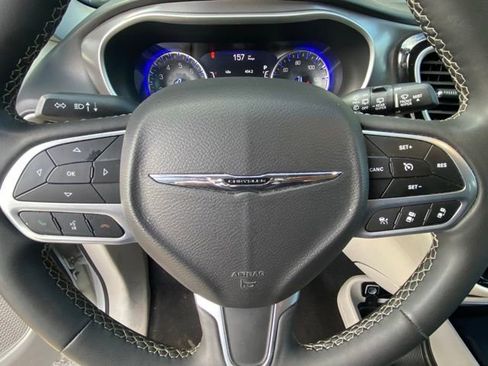 Used 2023 Chrysler Pacifica Touring-L image 17