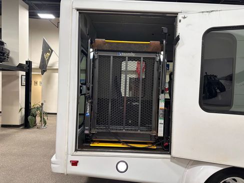 Used 2015 Ford E-350 and Econoline 350 Super Duty image 19