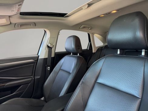 Used 2019 Volkswagen Jetta SEL w/ Cold Weather Package FWD image 9