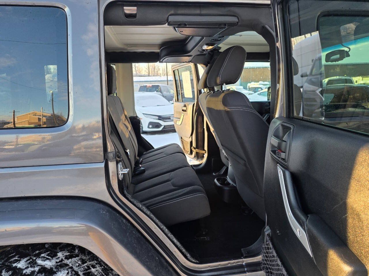 Used 2017 Jeep Wrangler Unlimited Sahara w/ Connectivity Group AWD/4WD image 10
