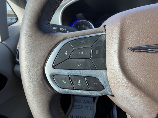 Used 2021 Chrysler Pacifica Touring-L w/ Uconnect Theater Family Group FWD image 21