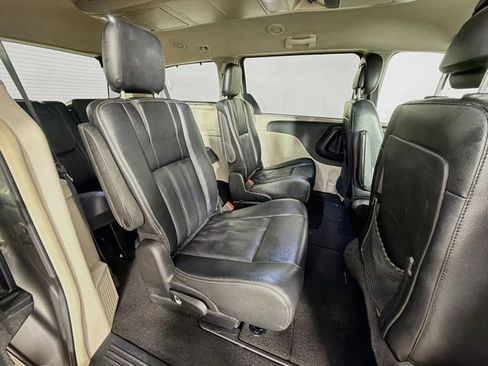Used 2016 Chrysler Town & Country Touring FWD image 27