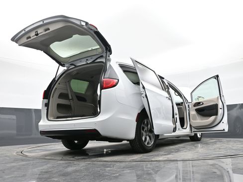 Used 2018 Chrysler Pacifica Touring Plus w/ Tire & Wheel Group image 51