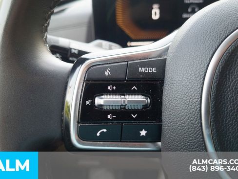 Used 2025 Kia Carnival FWD image 31