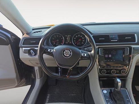 Used 2018 Volkswagen Passat 2.0T SE FWD image 10