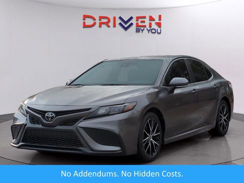 Used 2021 Toyota Camry SE image 1