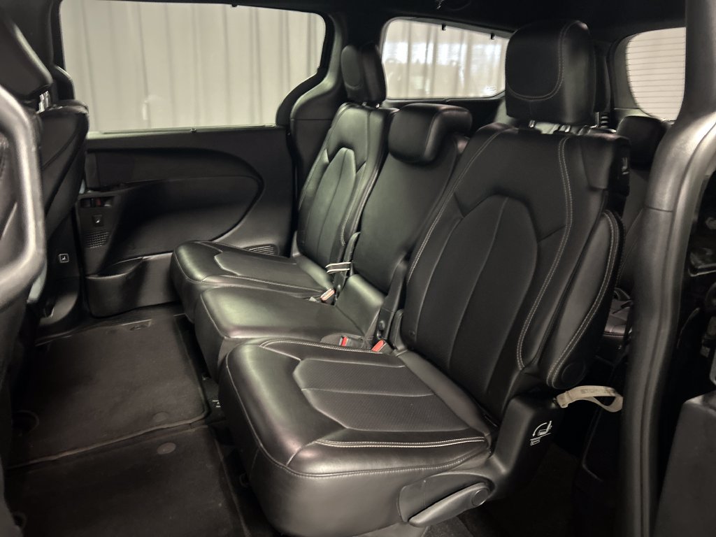 Used 2025 Chrysler Pacifica Select w/ Uconnect Theater Family Group FWD image 23