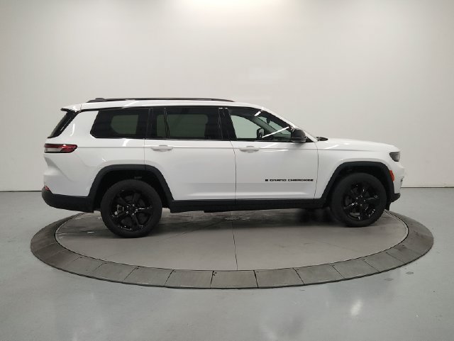 Used 2022 Jeep Grand Cherokee L Limited w/ Black Appearance Package RWD image 9