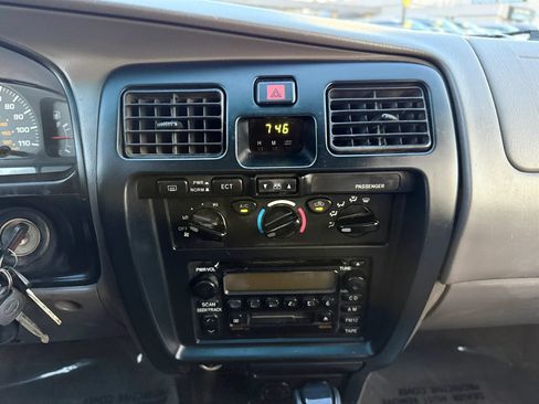 Used 2002 Toyota 4Runner SR5 AWD/4WD image 28