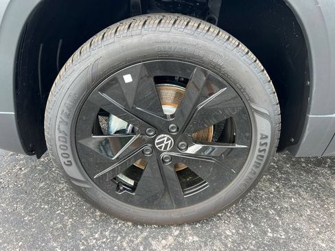 New 2026 Volkswagen Taos SE FWD image 7
