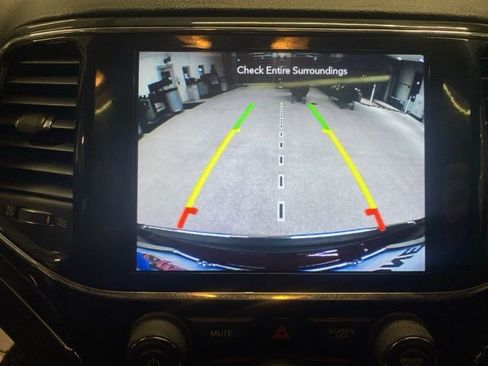 Used 2022 Jeep Grand Cherokee Limited image 24