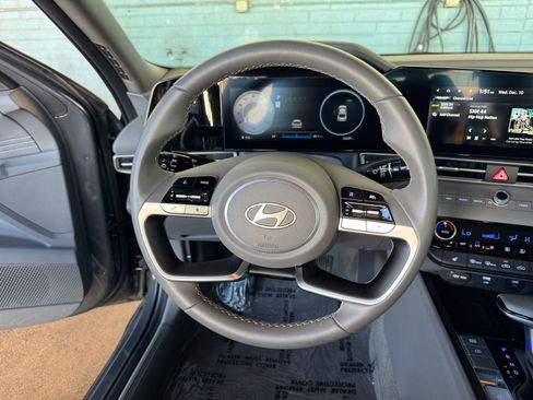 Used 2025 Hyundai Elantra SEL image 27