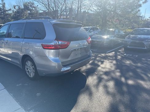 Used 2017 Toyota Sienna Limited Premium image 7