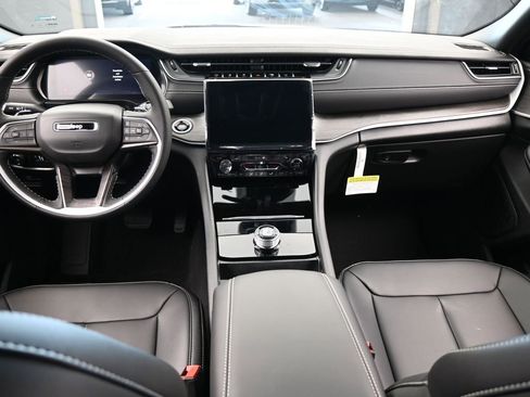 Used 2025 Jeep Grand Cherokee Limited image 32