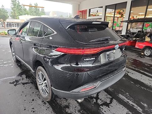 Used 2021 Toyota Venza LE image 3