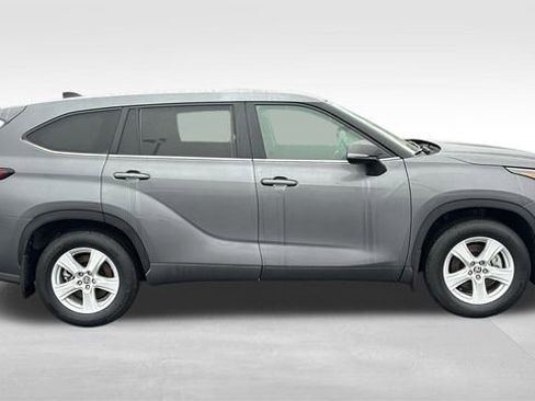 Used 2025 Toyota Highlander LE image 31