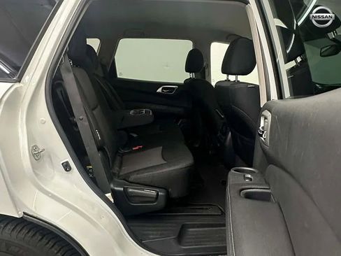 Used 2020 Nissan Pathfinder SV image 16